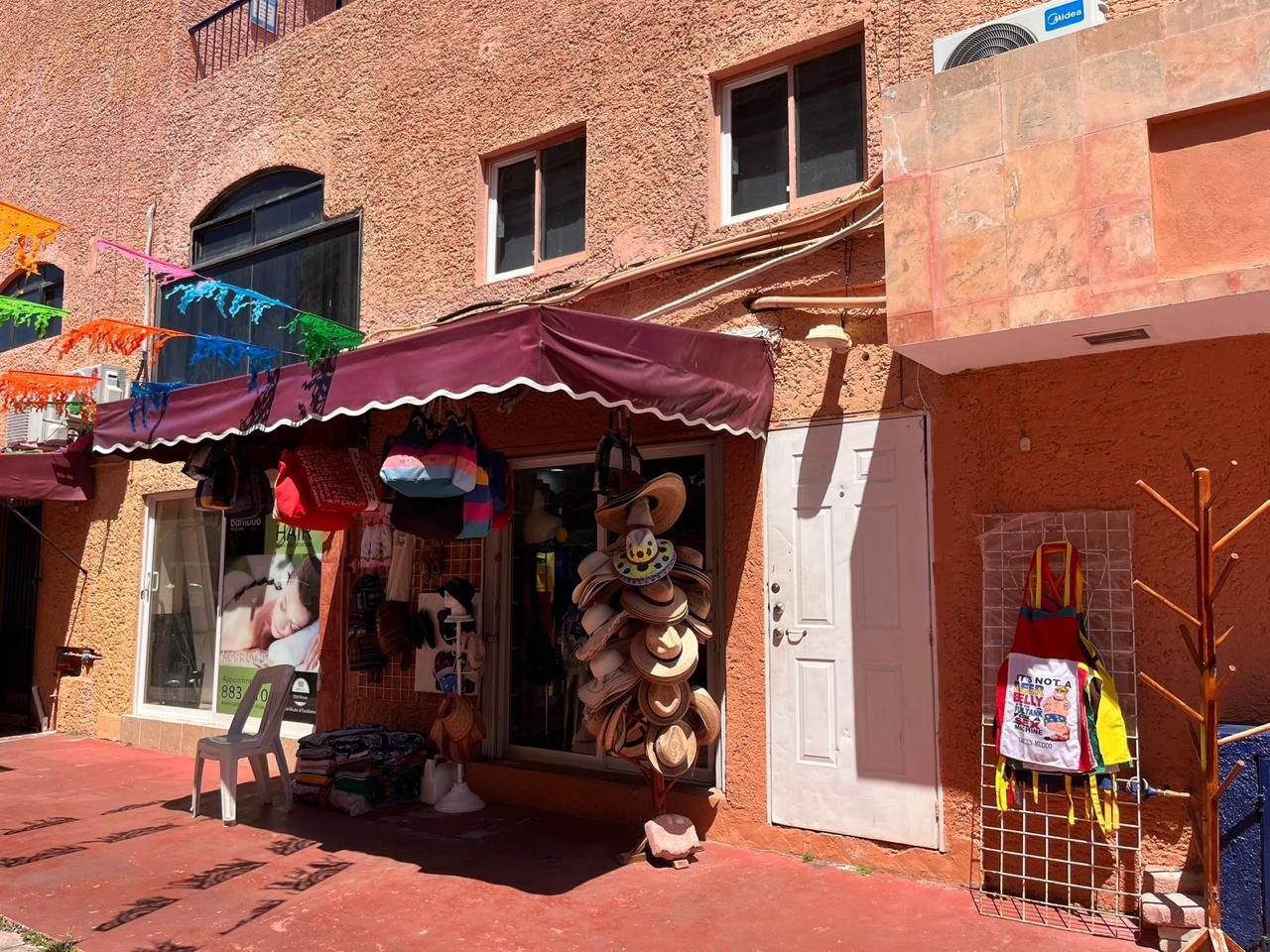 Local Comercial + Estudio — Zona Hotelera