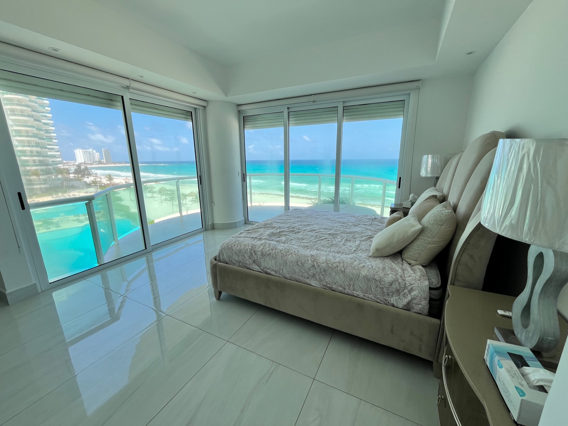 Bay View Grand Experiencia Residencial de Alta Gama con Vista Infinita al Caribe