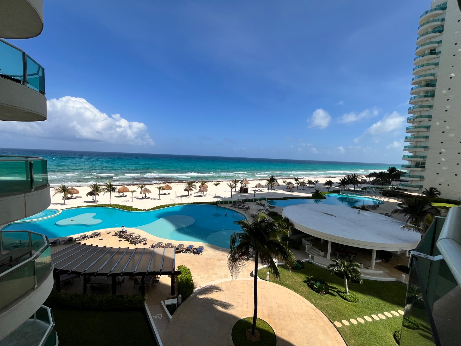 Bay View Grand , frente al mar turquesa, vive el lujo